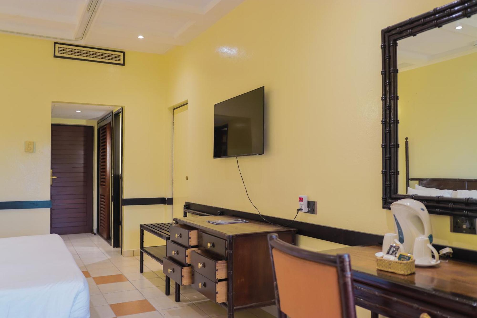 Mombasa Continental Resort Shanzu Exterior photo